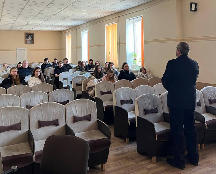 Зуляк І. С. пояснює випускникам методику складання НМТ